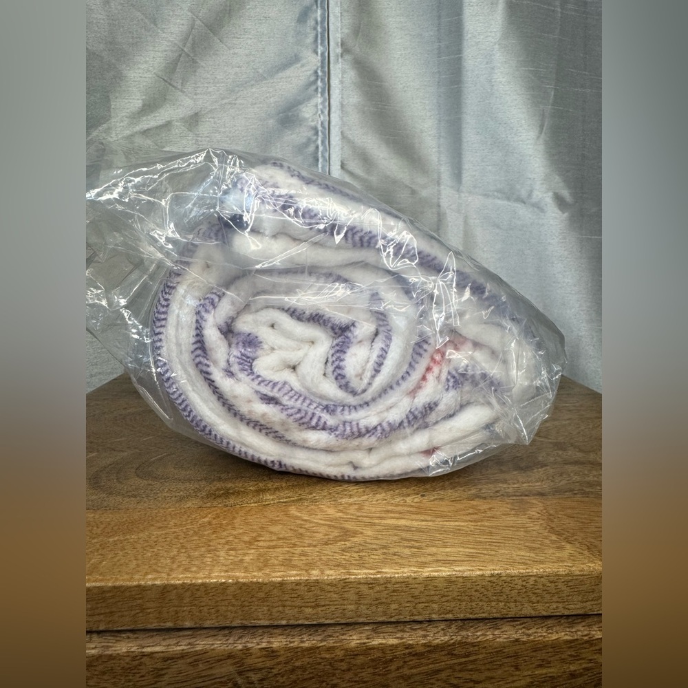 Adore Me Festive White and Navy Blanket - Picture 4 of 5